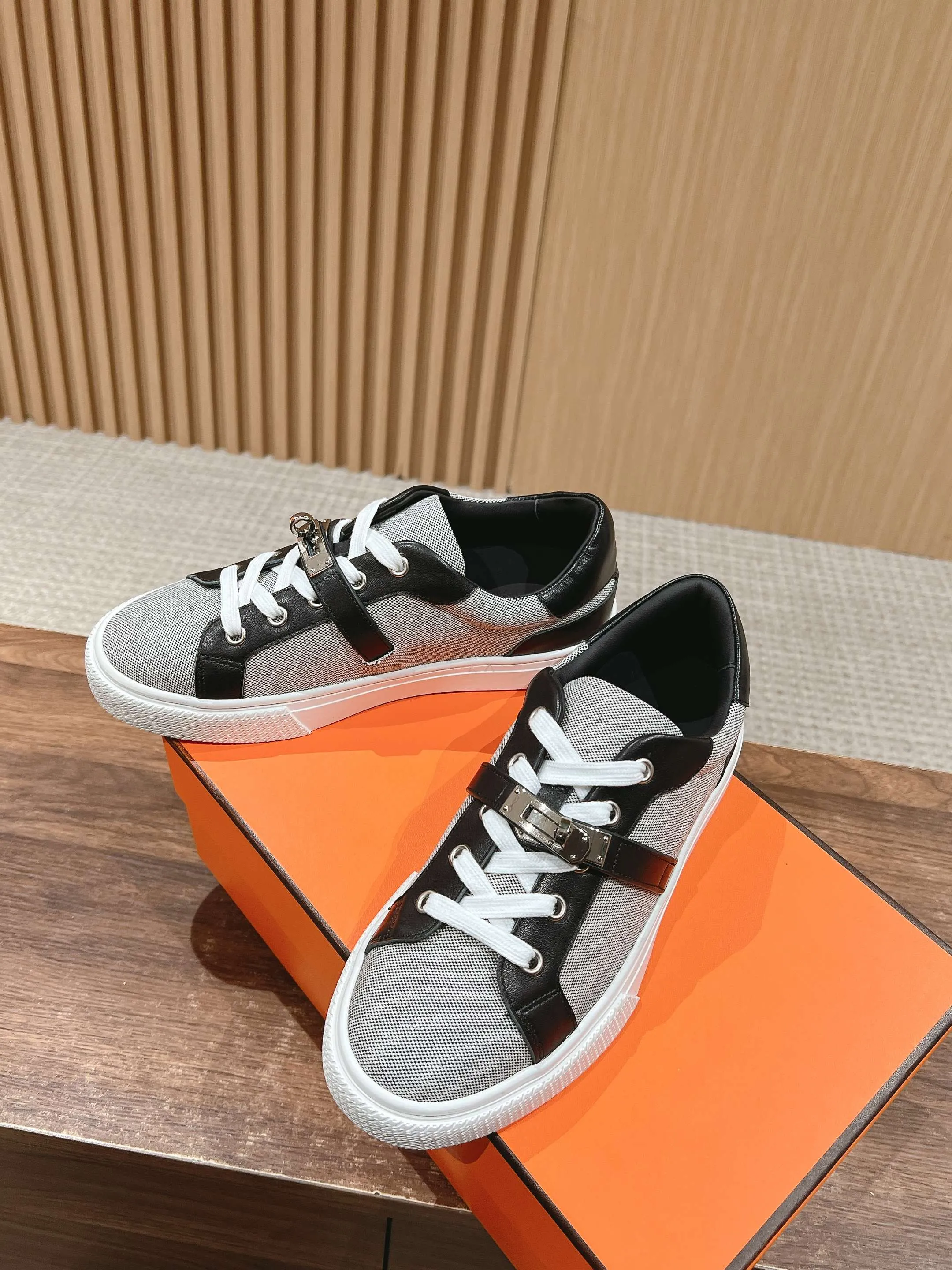 👟👟Ex-factory price 520👟👟 [Cloth cover]🍓 𝐇𝐄𝐑𝐌𝐄𝐒 Hermès classic couple model #𝐊𝐞𝐥𝐥𝐲 buckle casual white shoes skateboard shoes, no shoes collision at all, full of unknown Hermès It’s rare to find flat casual shoes, and they come with classic palladium-plated Kelly shoe buckles! People will fall in love with it at first glance. It is very versatile ~ you can wear it with skirts and pants at will. 🉑️Close your eyes and look super noble. ❥ MATERIAL Specific cowhide/canvas material, sheepskin lining, original molded TPU outsole Size: 35-44